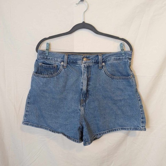 {Levi's} 90s Y2K High Loose Denim Jean Shorts in Medium Wash, Sold at Aritzia - Picture 9 of 15
